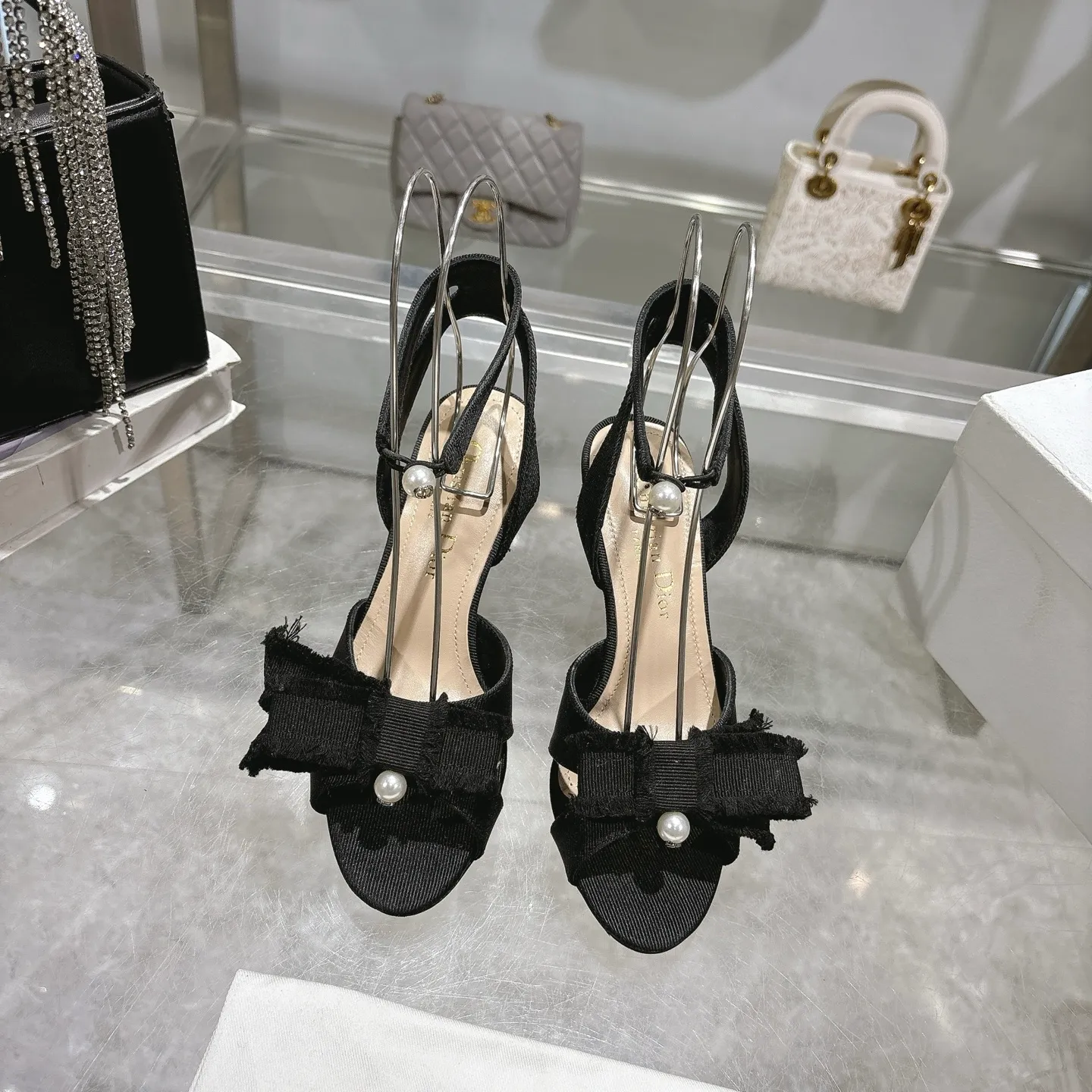 👟👟Ex-factory price 520👟👟 🎆Fringed webbing women's shoes Dior Dior 2024 spring and summer catwalk new Adiorble women's shoes CD star's same fashion tassel bow square head pearl letter logo hardware buckle high-heeled hollow sandals The top high-end version on the market Upper: original customized tassel grosgrain Lining: sheepskin lining foot pad Outsole: Italian leather outsole Heel height: 8.5cm Size: 34-41 (34.40.41. Customization is non-refundable)